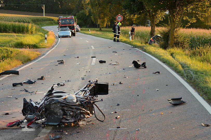 Trümmerhaufen nach Frontalcrash - die Bilder vom Unfallort zwischen Altfraunhofen und Geisenhausen.