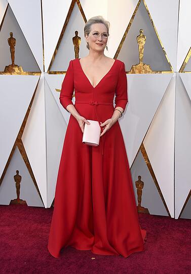 Top: Meryl Streep in einem bodenlangen roten Kleid mit tiefem Dekolleté.