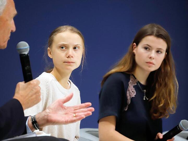 Die Klimaschutzaktivistinnen Greta Thunberg und Luisa Neubauer (r) bei einer Podiumsdiskussion auf der UN-Klimakonferenz.