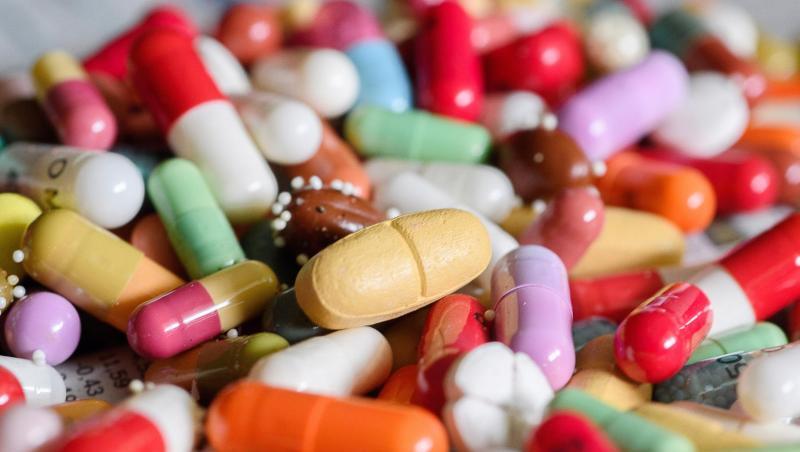 Habe ich genug Medikamente im Schrank? Viele Verbraucher in Deutschland haben sich aus Sorge vor dem Coronavirus mit Medikamenten eingedeckt. Habe ich genug Medikamente im Schrank? Viele Verbraucher in Deutschland haben sich aus Sorge vor dem Coronavirus mit Medikamenten eingedeckt.