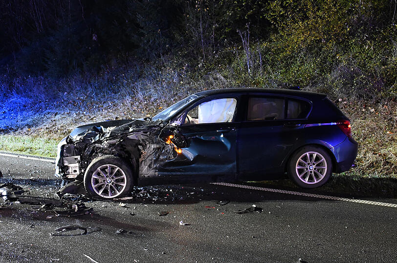 Der VW-Fahrer geriet in den Gegenverkehr und kollidierte mit einem Sattelzug und einem BMW.