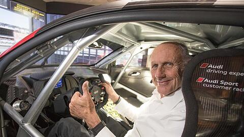 Hans-Joachim Stuck sitzt in einem Tourenwagen-Simulator Audi R8 GT3.