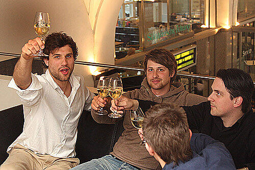Ein Prosit auf den kleinen Unterschied (v.l.):  die AZ-Reporter Takis Wurger, Thomas Ga utier, Timo Lokoscha t und Jan Cha berny.