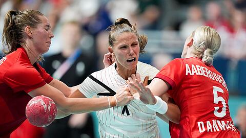 Die deutschen Handballerinnen halten gegen Dänemark lange gut mit.