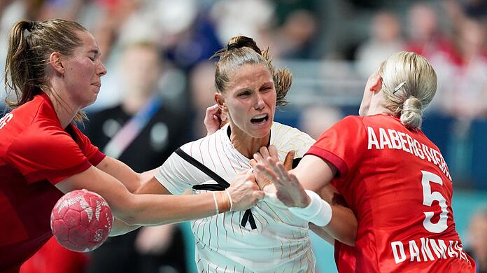 Die deutschen Handballerinnen halten gegen Dänemark lange gut mit.