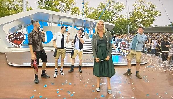 VoXXclub eröffnete den "Oktoberfest-Fernsehgarten": Doch einige Bandmitglieder hatten zur Lederhose ungewöhnliche Teile kombiniert.