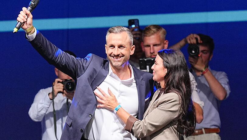 AfD-Spitzenkandidat Ulrich Siegmund l&auml;sst sich feiern.