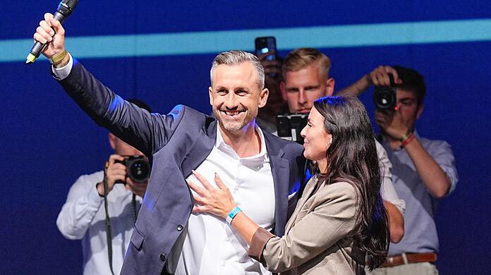AfD-Spitzenkandidat Ulrich Siegmund l&auml;sst sich feiern.