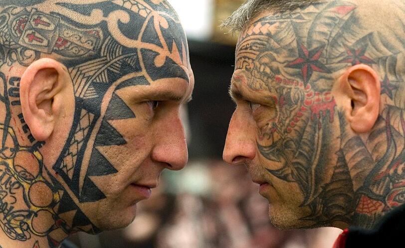 Bei diesen beiden Männern geht bald der Platz für neue Tattoos aus. Was sie dann wohl mit ihrem Geld anfangen?
