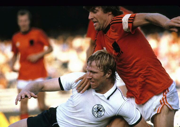 Auch sechs jahre später bei der EM 1980 in Italien konnte am Ende Deutchland jubeln: Zwar trafen weder das Kopfball-Ungeheuer Horst Hrubesch, noch ...