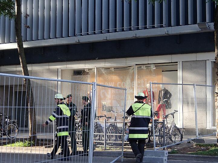 Schwabing am Tag nach der Bombensprengung: Die Spuren der Detonation sind deutlich zu erkennen. Im Laufe des Vormittags werden die Schäden an den Gebäuden der Umgebung erfasst.