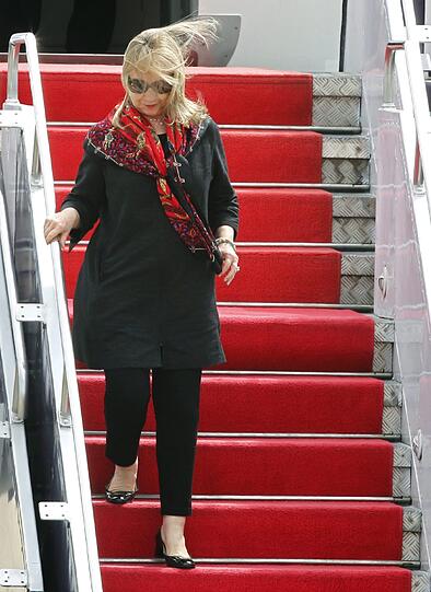 Ob Hillary Clinton sich ihre neue Langhaarfrisur gut überlegt hat? Als sie in Thailand aus dem Regierungs-Flieger steigt, sieht sie vor lauter Haaren im Gesicht kaum die Stufen.