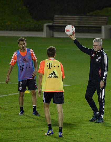 Der FC Bayern beim Abendtraining in Doha.