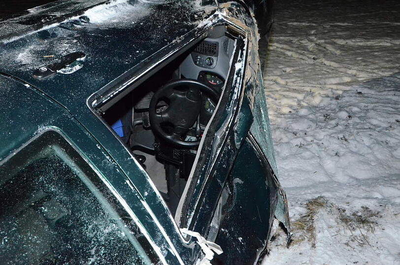 Unfall  bei Feichten: Der Fahrer eines VW Polo kommt von der Fahrbahn ab und überschlägt sich mehrfach mit seinem Wagen. Riesenglück: Der Mann wurde nur leicht verletzt.