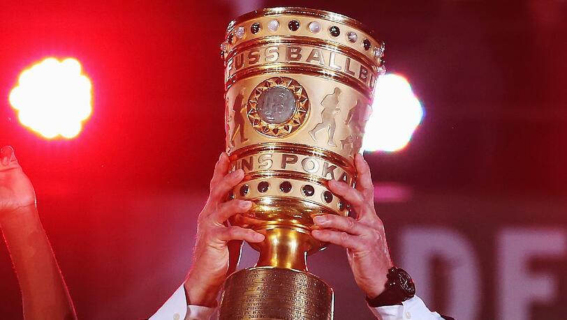 Jubel nach dem Sieg im DFB-Pokal gegen den VfB Stuttgart: Spieler und Trainer Jupp Heynckes feiern das Triple für den FC Bayern. Jubel nach dem Sieg im DFB-Pokal gegen den VfB Stuttgart: Spieler und Trainer Jupp Heynckes feiern das Triple für den FC Bayern.