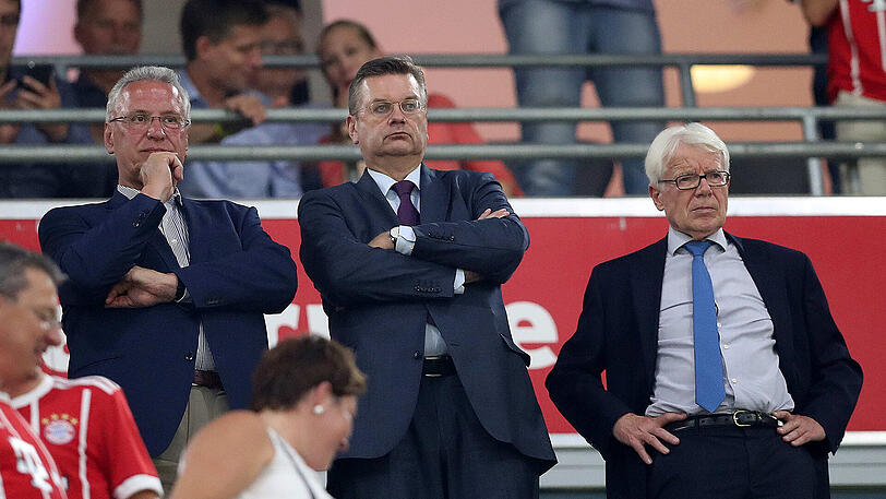 Joachim Herrmann (li.) will gewalttätige Fußballfans mit einem Fahrverbot bestrafen.
