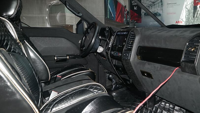 Leder rundum, doch ansonsten wirkt das Interieur vorne eher rustikal.