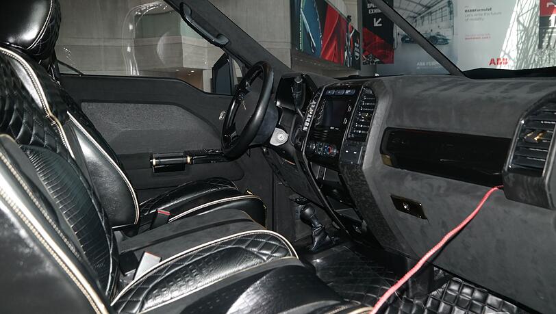 Leder rundum, doch ansonsten wirkt das Interieur vorne eher rustikal. Leder rundum, doch ansonsten wirkt das Interieur vorne eher rustikal.