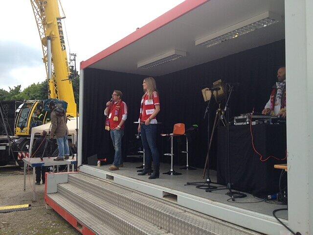 ... und Jenna Depner und Jan Herold von Radio Charivari eröffnen das Public Viewing