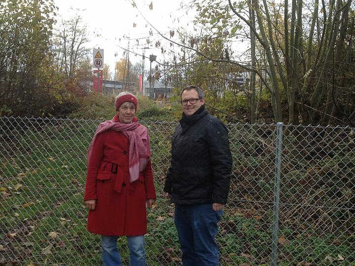 Magdalena Miehle (Mitglied BA 15 Trudering-Riem) und Sebastian Schall, Sprecher CSU-Fraktion im BA 15 Trudering Riem, vor dem neuen Zaun.
der Bürgermeister-Keller-Straße.
