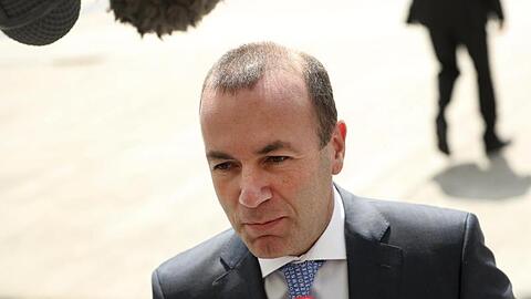 Manfred Weber, Fraktionschef der Europäischen Volkspartei (EVP), spricht mit Medienvertretern. Foto: Francisco Seco/AP/Archivbild