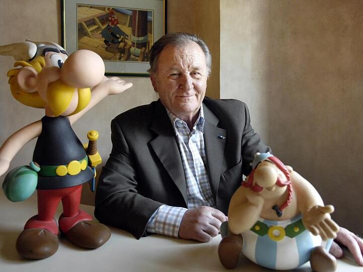 Albert Uderzo mit seinen gallischen Helden Asterix und Obelix.