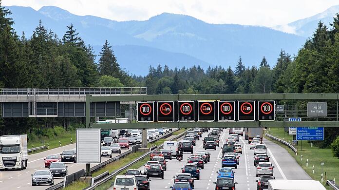 Gewohntes Bild: viel Verkehr auf den Autobahnen in Richtung Berge.