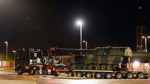 Ein Tieflader der Bundeswehr verlässt mit einer Panzerhaubitze 2000 (PzH 2000) die Hindenburg-Kaserne in Richtung Litauen.