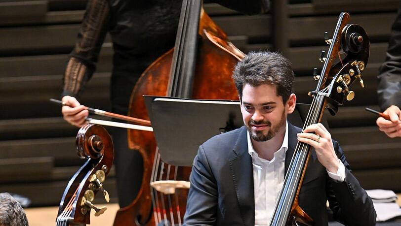 Lahav Shani am Kontrabass Lahav Shani am Kontrabass