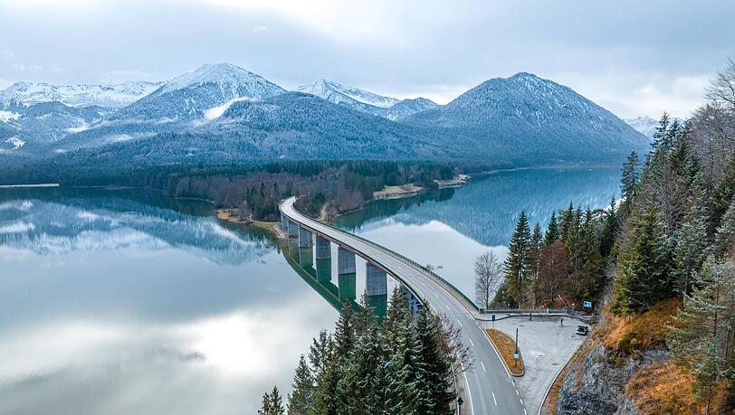 Der Sylvensteinsee südlich von München ist immer eine Reise wert, aber vor allem ist das Bauwerk ein wichtiger Hochwasserschutz für alle Menschen entlang der Isar. Der Sylvensteinsee südlich von München ist immer eine Reise wert, aber vor allem ist das Bauwerk ein wichtiger Hochwasserschutz für alle Menschen entlang der Isar.