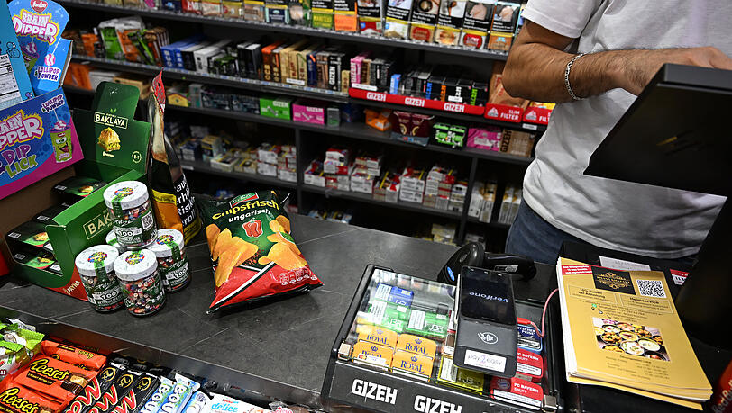 Eine Chipst&uuml;te liegt in einem Kiosk an der Schellingstra&szlig;e neben der Kasse. Aber Obacht: Nach 20 Uhr d&uuml;rfen Chips am Kiosk im Univiertel nicht verkauft werden &ndash; und ab dem Sommer 2025 schaut die M&uuml;nchner Ordnungsbeh&ouml;rde da pl&ouml;tzlich ganz genau hin.