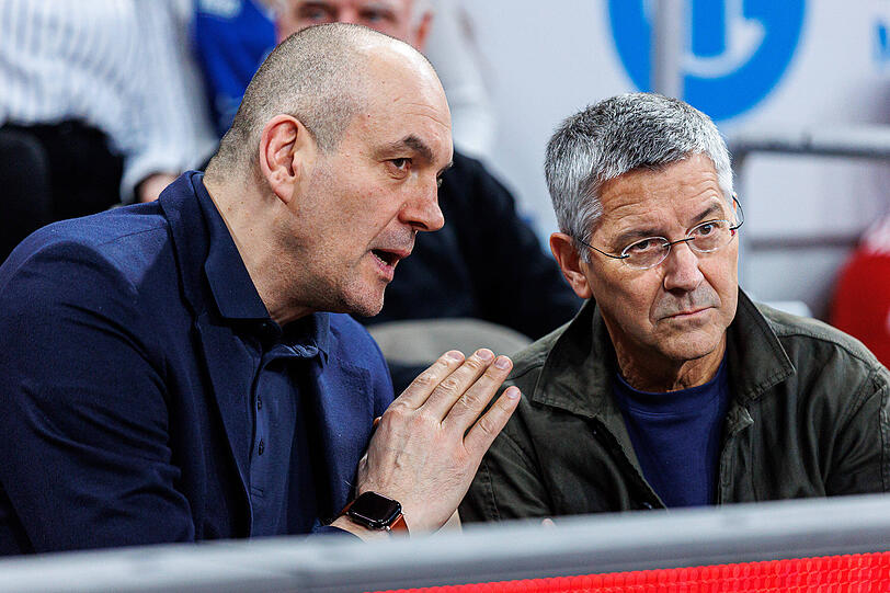 Bayern-Pr&auml;sident Herbert Hainer dankte Dragan Tarlac (l.) "f&uuml;r sein pers&ouml;nliches Engagement in den beiden letzten Jahren. Er hat den Weg unserer Basketballer in einer nicht ganz einfachen Phase mit seiner Art fortgef&uuml;hrt."