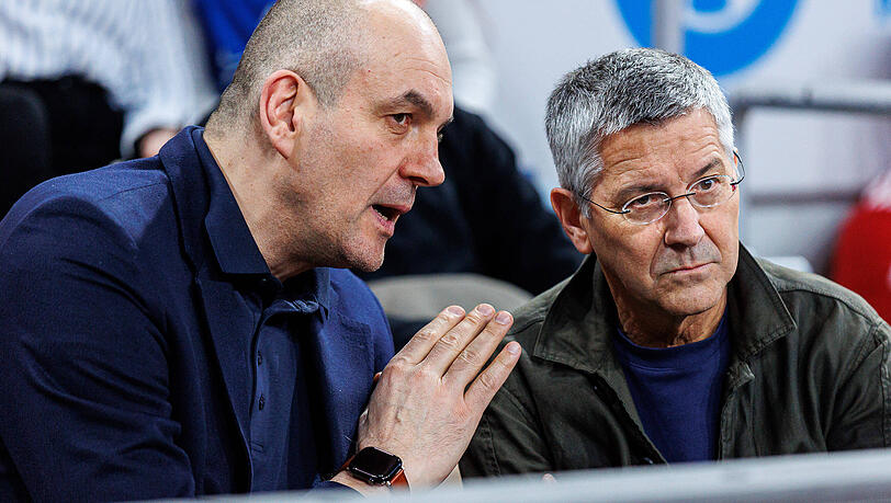 Bayern-Präsident Herbert Hainer dankte Dragan Tarlac (l.) "für sein persönliches Engagement in den beiden letzten Jahren. Er hat den Weg unserer Basketballer in einer nicht ganz einfachen Phase mit seiner Art fortgeführt." Bayern-Präsident Herbert Hainer dankte Dragan Tarlac (l.) "für sein persönliches Engagement in den beiden letzten Jahren. Er hat den Weg unserer Basketballer in einer nicht ganz einfachen Phase mit seiner Art fortgeführt."