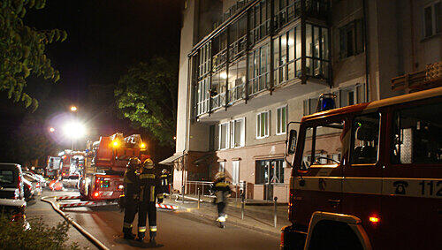Die Feuerwehrleute fanden den Mieter leblos in seinem Rollstuhl. Die Feuerwehrleute fanden den Mieter leblos in seinem Rollstuhl.