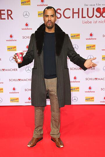 Hat sich auf dem Weg noch schnell Kaffee geholt: Sänger Patrice auf der Premiere des neuen Kinofilms "Der Schlussmacher" in Berlin.