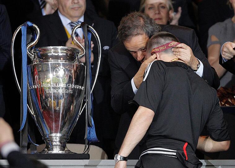 Neben den privaten Anspannungen kommen auch sportliche Niederlagen. Der FC Bayern verliert ohne Ribéry das Champions League Finale 2009/2010 gegen Inter Mailand. Der Franzose war nach einer Roten Karte im Halbfinale gesperrt.