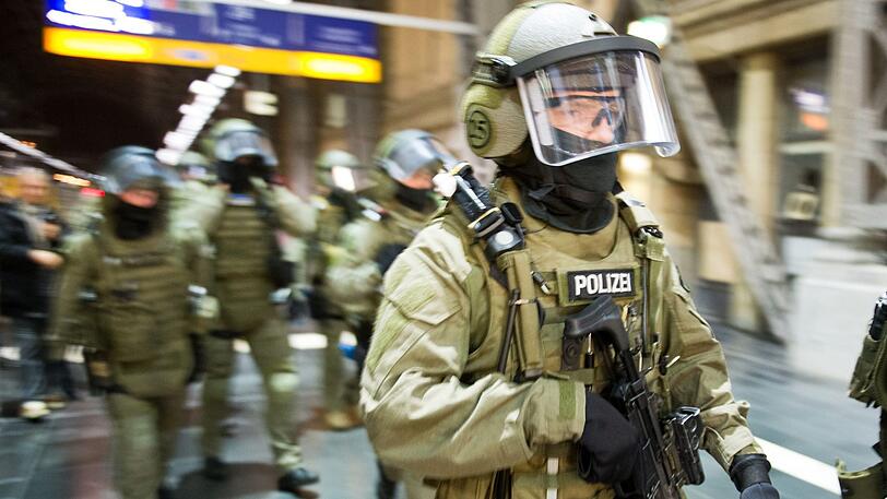 Beamte der Eliteeinheit GSG 9 der Bundespolizei nehmen auf dem Hauptbahnhof in Frankfurt an einem Trainingsszenario der Bundespolizei teil.