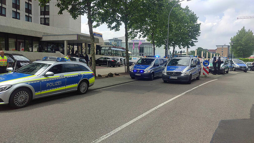 Ausnahmezustand in Saarbrücken: Vor dem Relegationshinspiel ist die Polizei im Großeinsatz.
