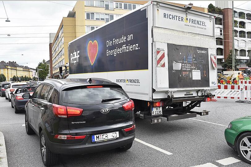 Seit Freitag ist die Einsteinstraße zwischen Mittlerem Ring und Vogelweideplatz gesperrt: Sofort brach das Verkehrschaos aus.