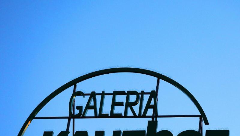 Das Logo einer Kaufhof-Filiale ist am Morgen unbeleuchtet. Foto: Oliver Berg/dpa Das Logo einer Kaufhof-Filiale ist am Morgen unbeleuchtet. Foto: Oliver Berg/dpa