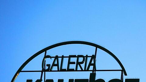 Das Logo einer Kaufhof-Filiale ist am Morgen unbeleuchtet. Foto: Oliver Berg/dpa