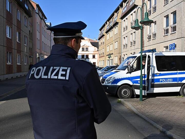 Ein Polizeifahrzeug steht in der Mühlenstraße in Cottbus.