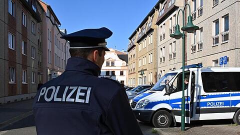 Ein Polizeifahrzeug steht in der Mühlenstraße in Cottbus.