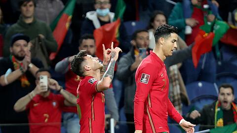 Portugals Otavio (l) jubelt neben seinem Teamkollegen Cristiano Ronaldo über sein Tor zum 1:0.