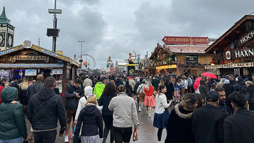 Der Regen hört langsam auf, die Besucher trauen sich wieder raus auf das Festgelände.