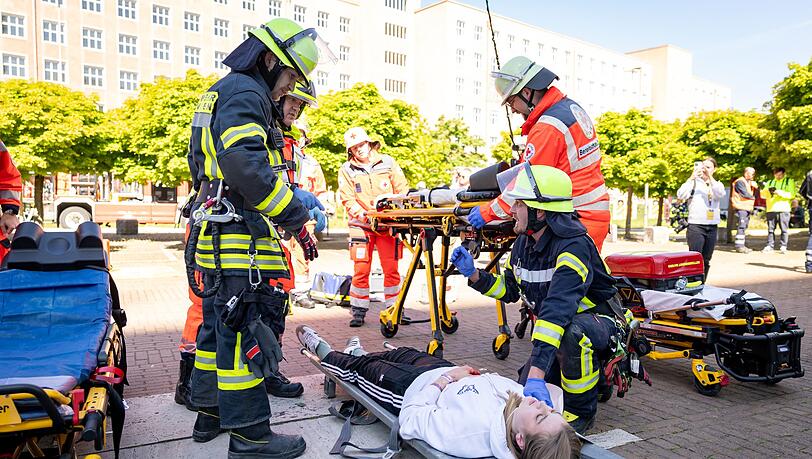 Bei einer Katastrophenschutzübung mit rund 800 Einsatzkräften haben Feuerwehr, Polizei und die Hilfsorganisationen die Versorgung von Dutzenden Verletzten geprobt.