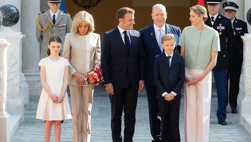 Emmanuel und Brigitte Macron mit der Familie von Fürst Albert.
