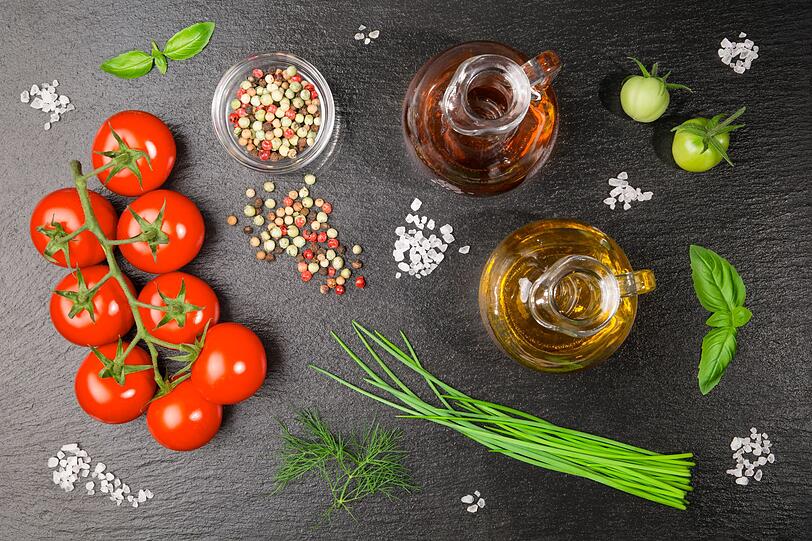 Und selbst beim Kochen kann die Zugabe von Salz reduziert werden - mit schmackhaften und w&uuml;rzigen Alternativen wie Sojasauce, frischen Kr&auml;utern oder hochwertigem Essig. Denn auch diese nat&uuml;rlichen Geschmacksverst&auml;rker schenken Lebensmitteln das gewisse Extra an W&uuml;rze - und das mit deutlich weniger oder sogar gar keinem Salz.