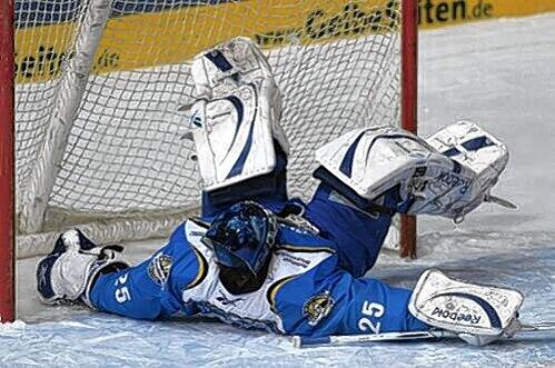 EHC-Keeper Sebastian Elwing am Boden: Am Donnerstag entscheidet sich das Schicksal des Münchner Eishockeys.