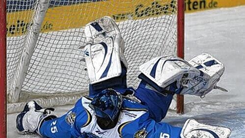 EHC-Keeper Sebastian Elwing am Boden: Am Donnerstag entscheidet sich das Schicksal des Münchner Eishockeys. EHC-Keeper Sebastian Elwing am Boden: Am Donnerstag entscheidet sich das Schicksal des Münchner Eishockeys.